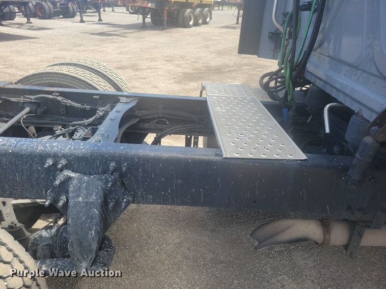 image for item MO9682 2015 Freightliner Cascadia 113  semi truck