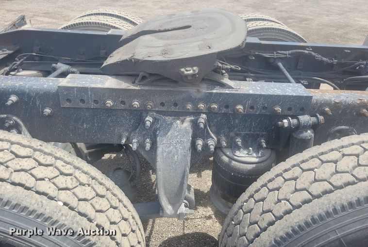 image for item MO9682 2015 Freightliner Cascadia 113  semi truck