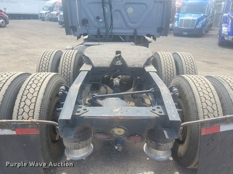 image for item MO9682 2015 Freightliner Cascadia 113  semi truck