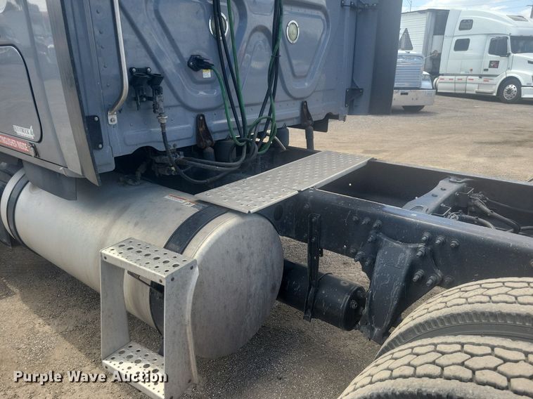 image for item MO9682 2015 Freightliner Cascadia 113  semi truck