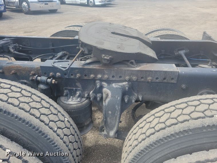 image for item MO9682 2015 Freightliner Cascadia 113  semi truck