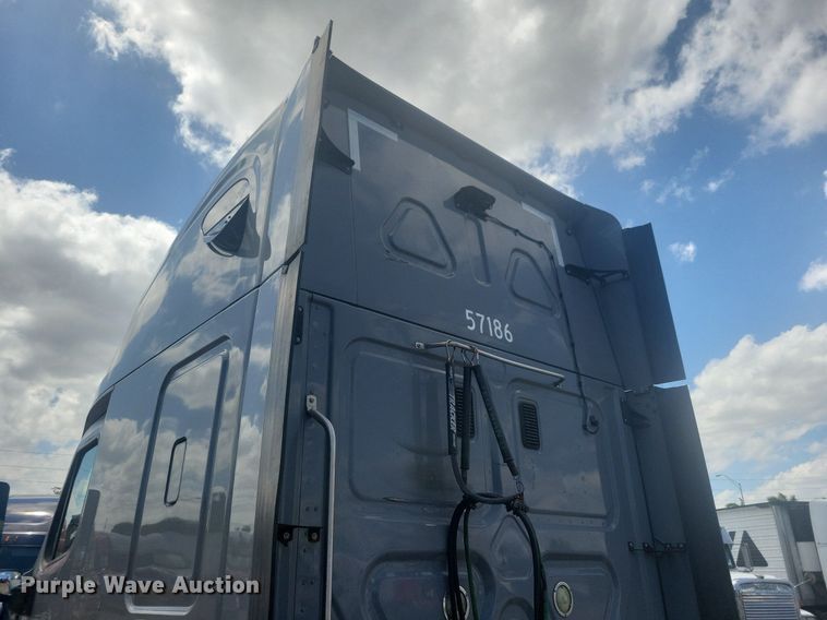 image for item MO9682 2015 Freightliner Cascadia 113  semi truck