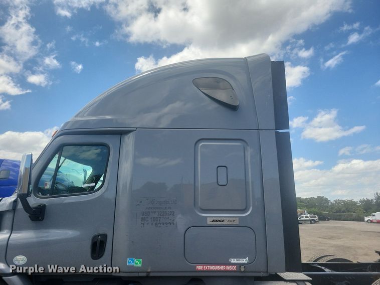 image for item MO9682 2015 Freightliner Cascadia 113  semi truck