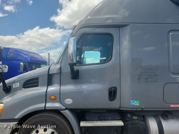 image for item MO9682 2015 Freightliner Cascadia 113  semi truck