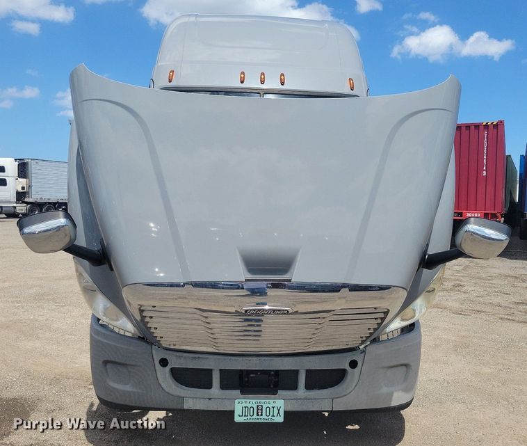 image for item MO9682 2015 Freightliner Cascadia 113  semi truck
