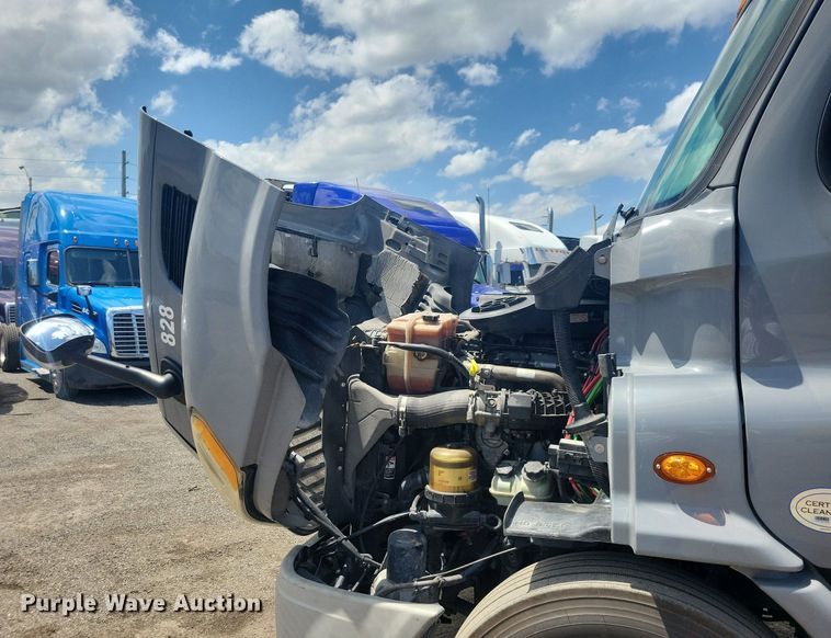 image for item MO9682 2015 Freightliner Cascadia 113  semi truck