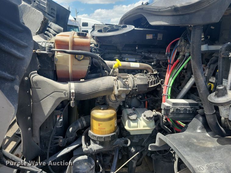 image for item MO9682 2015 Freightliner Cascadia 113  semi truck