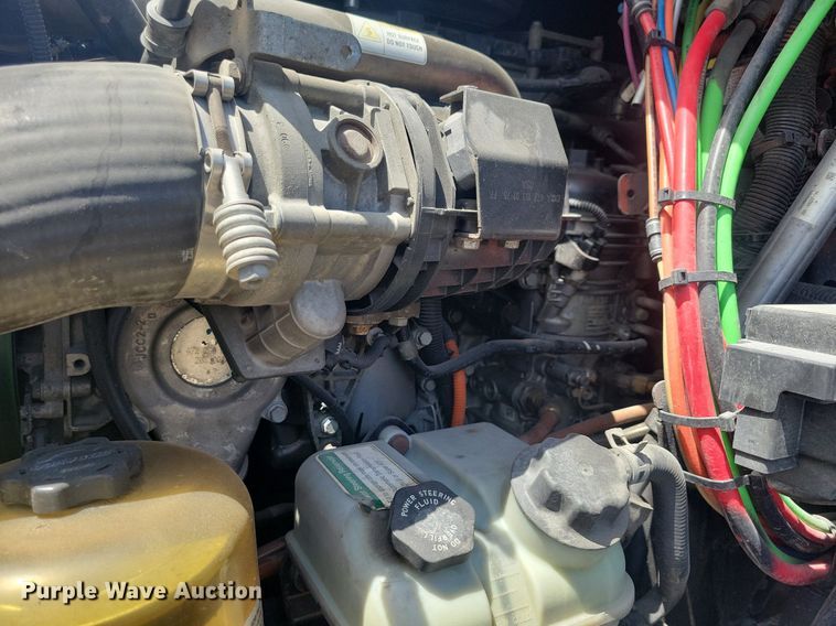 image for item MO9682 2015 Freightliner Cascadia 113  semi truck