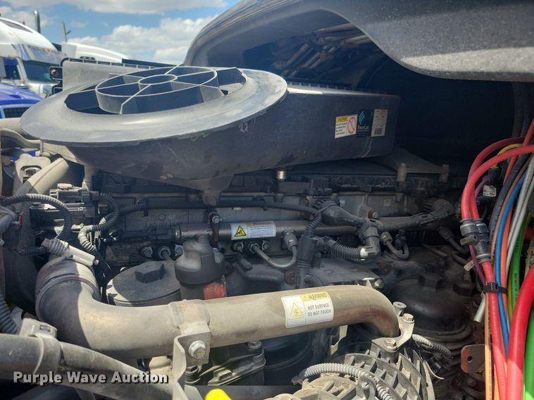 image for item MO9682 2015 Freightliner Cascadia 113  semi truck