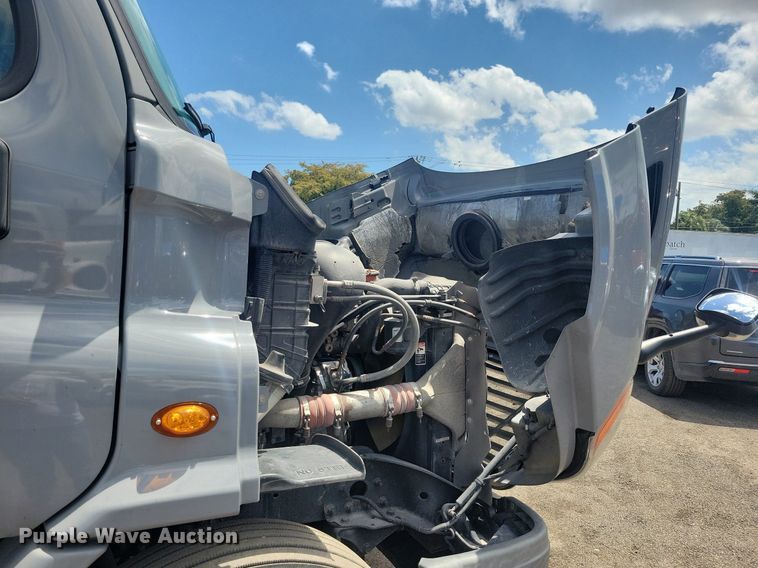 image for item MO9682 2015 Freightliner Cascadia 113  semi truck