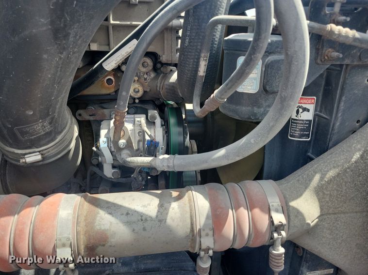 image for item MO9682 2015 Freightliner Cascadia 113  semi truck