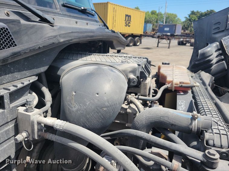 image for item MO9682 2015 Freightliner Cascadia 113  semi truck