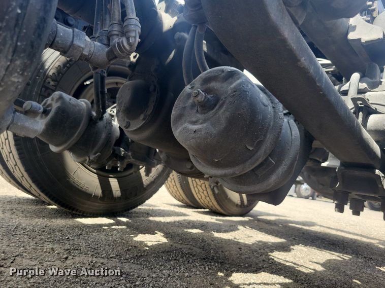 image for item MO9682 2015 Freightliner Cascadia 113  semi truck