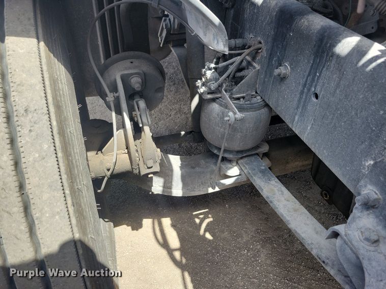 image for item MO9682 2015 Freightliner Cascadia 113  semi truck