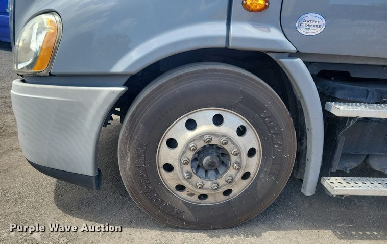 image for item MO9682 2015 Freightliner Cascadia 113  semi truck