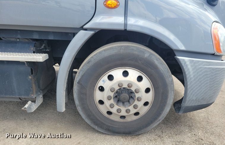 image for item MO9682 2015 Freightliner Cascadia 113  semi truck