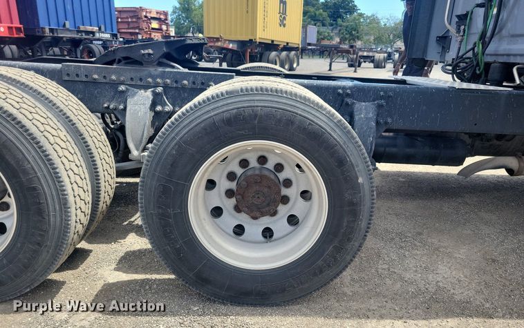 image for item MO9682 2015 Freightliner Cascadia 113  semi truck