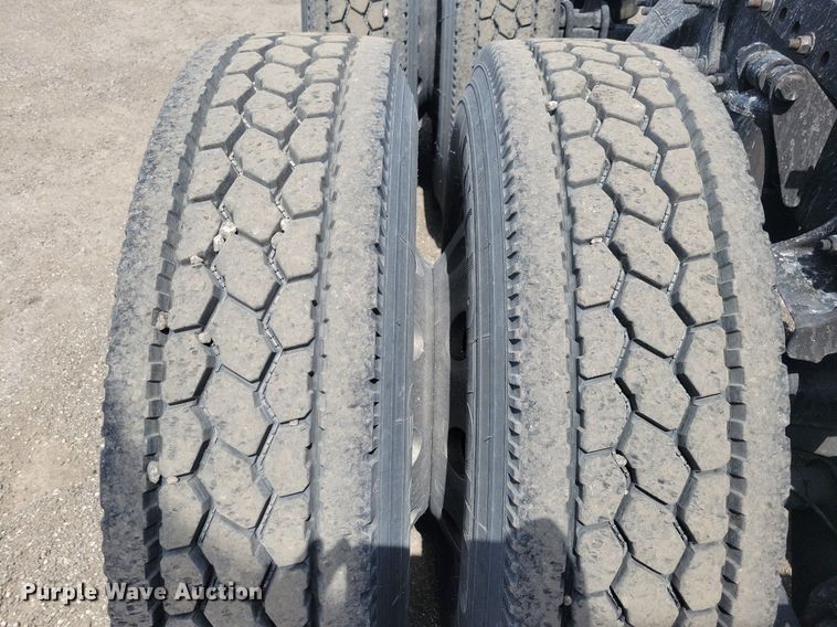 image for item MO9682 2015 Freightliner Cascadia 113  semi truck