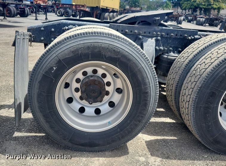 image for item MO9682 2015 Freightliner Cascadia 113  semi truck