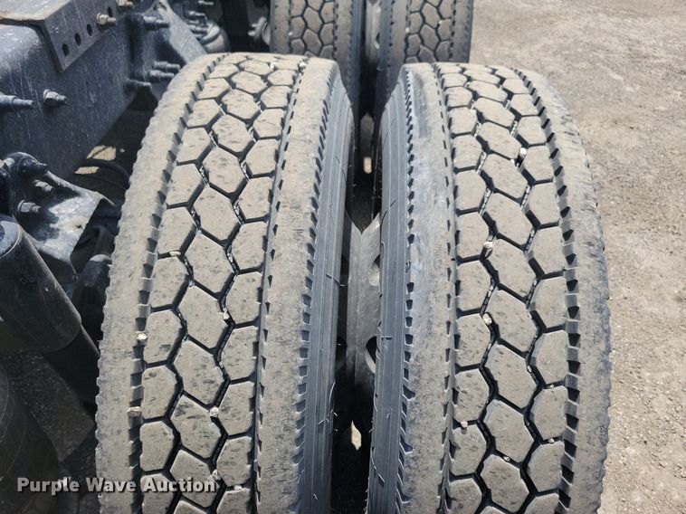 image for item MO9682 2015 Freightliner Cascadia 113  semi truck