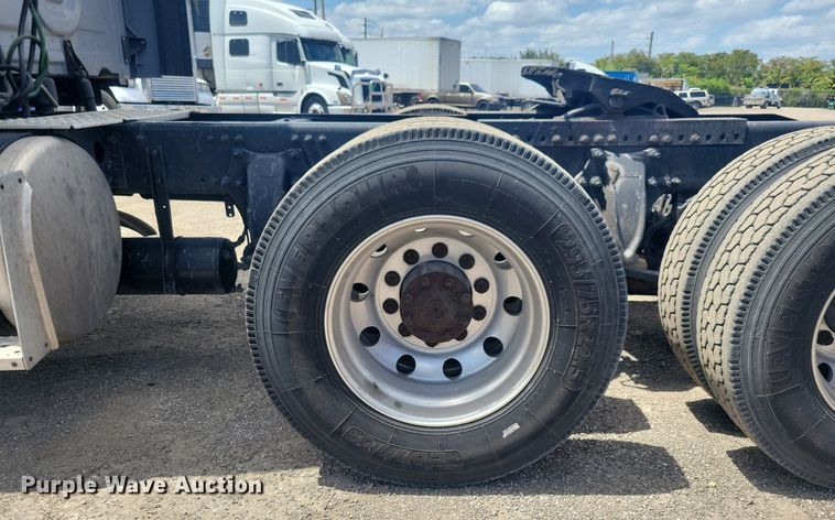 image for item MO9682 2015 Freightliner Cascadia 113  semi truck