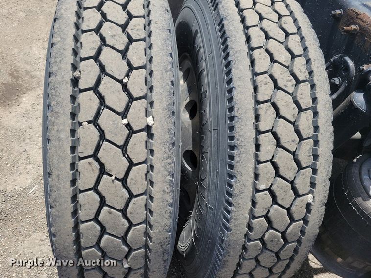 image for item MO9682 2015 Freightliner Cascadia 113  semi truck