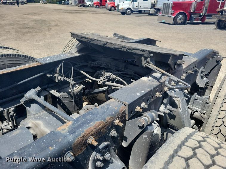 image for item MO9682 2015 Freightliner Cascadia 113  semi truck