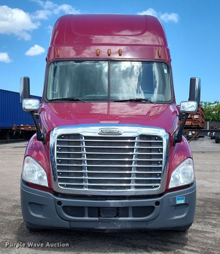 image for item MO9683 2015 Freightliner Cascadia 113  semi truck