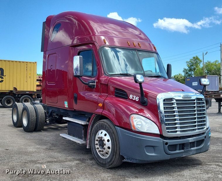 image for item MO9683 2015 Freightliner Cascadia 113  semi truck