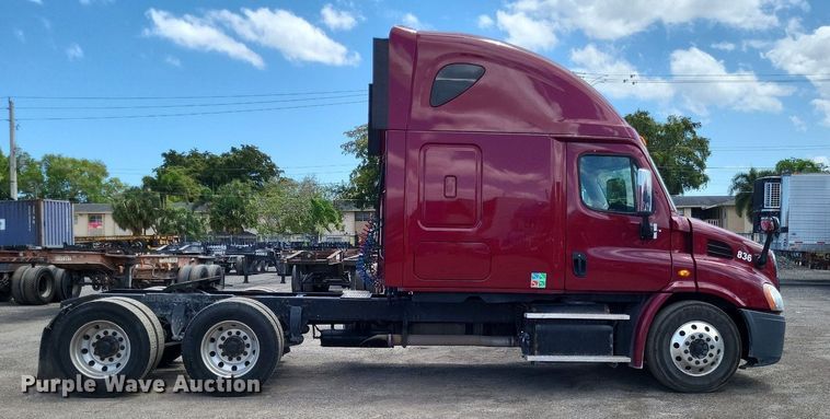 image for item MO9683 2015 Freightliner Cascadia 113  semi truck