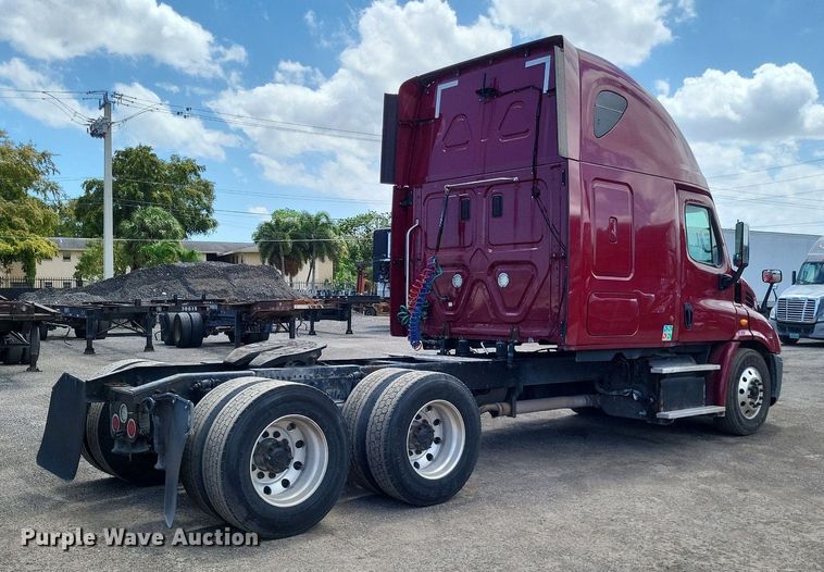 image for item MO9683 2015 Freightliner Cascadia 113  semi truck