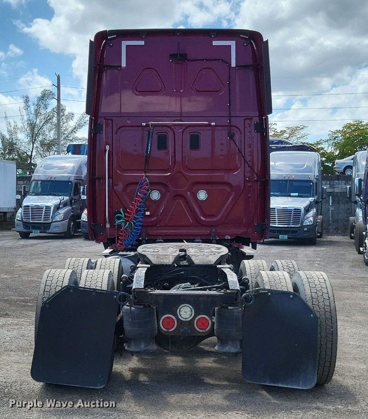 image for item MO9683 2015 Freightliner Cascadia 113  semi truck