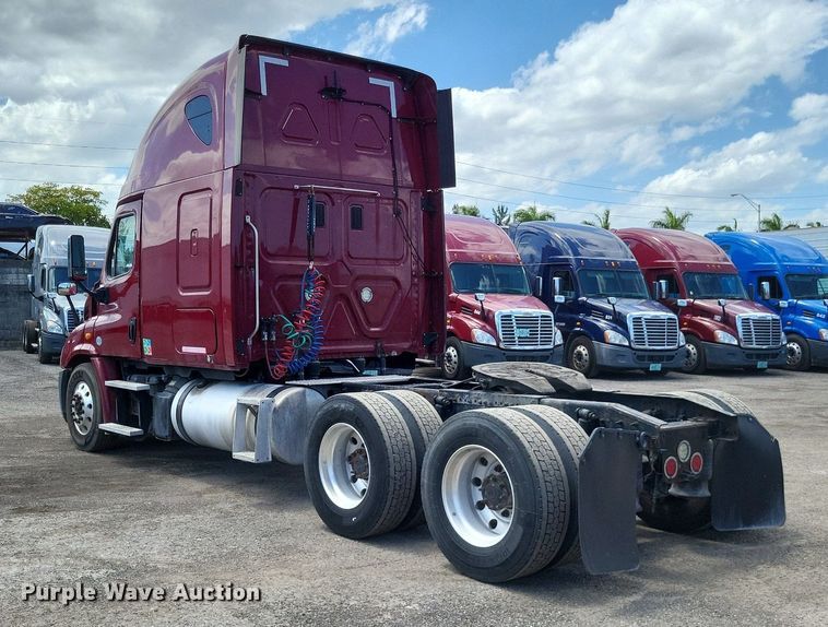 image for item MO9683 2015 Freightliner Cascadia 113  semi truck