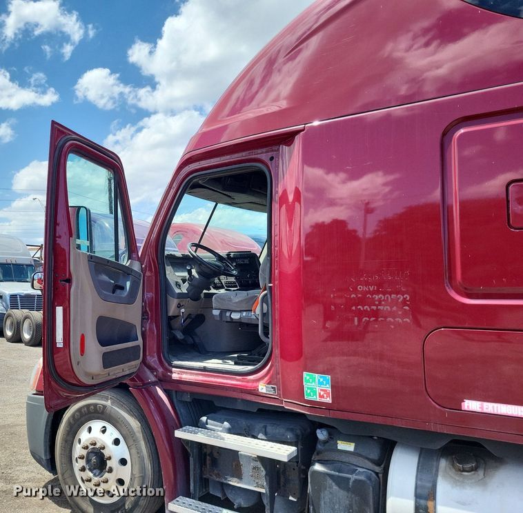 image for item MO9683 2015 Freightliner Cascadia 113  semi truck