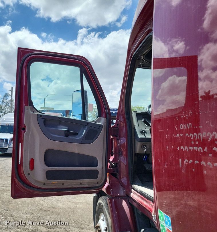 image for item MO9683 2015 Freightliner Cascadia 113  semi truck