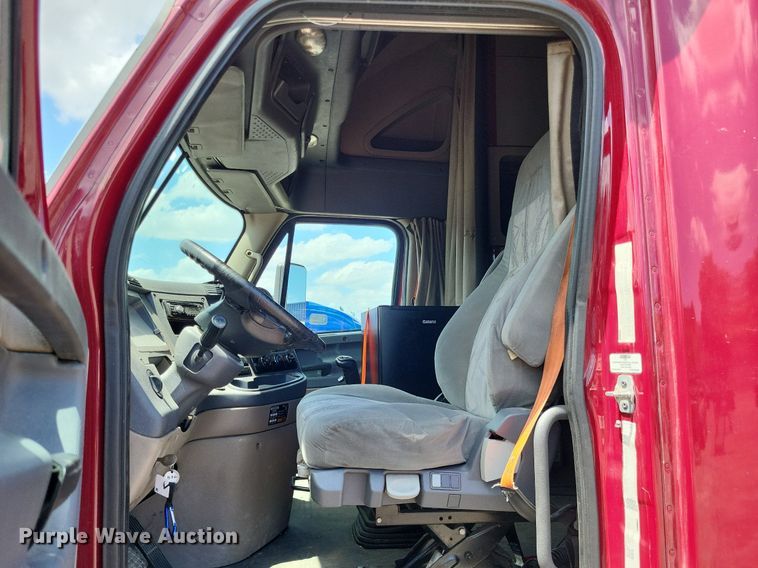 image for item MO9683 2015 Freightliner Cascadia 113  semi truck