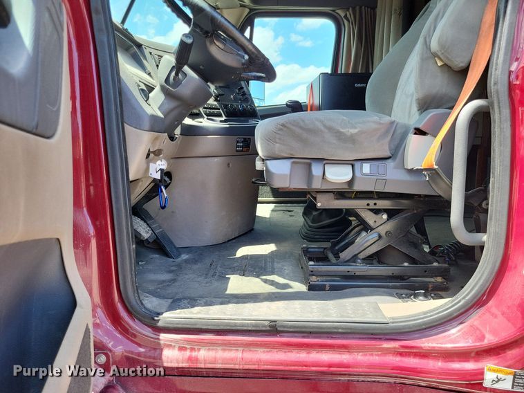 image for item MO9683 2015 Freightliner Cascadia 113  semi truck