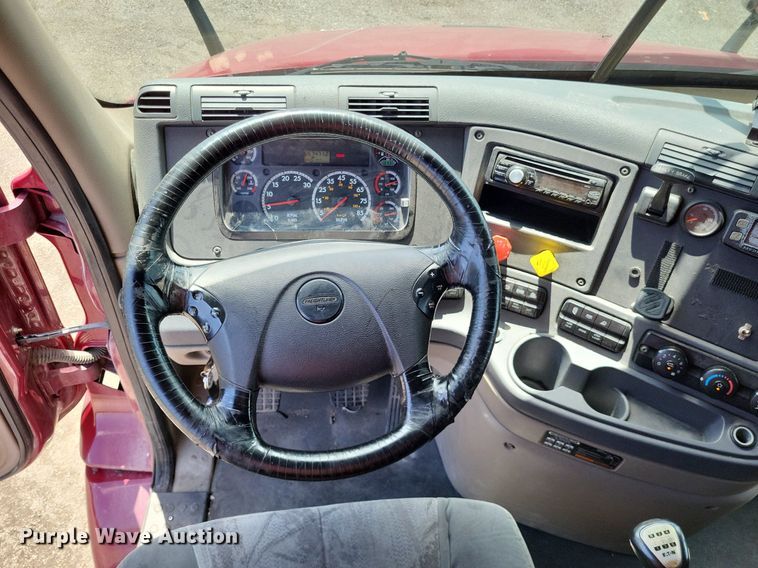 image for item MO9683 2015 Freightliner Cascadia 113  semi truck