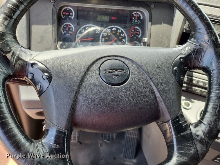 image for item MO9683 2015 Freightliner Cascadia 113  semi truck