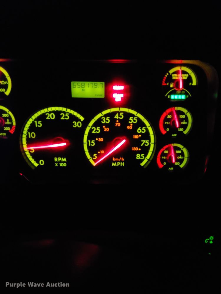 image for item MO9683 2015 Freightliner Cascadia 113  semi truck