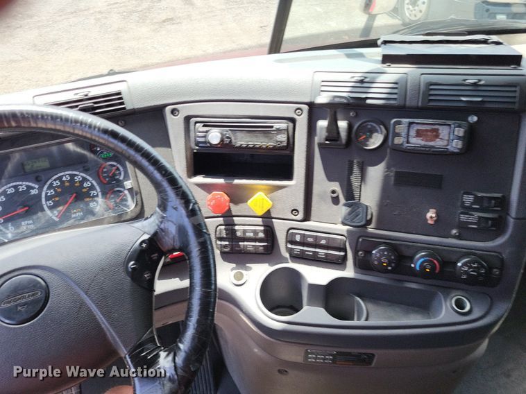 image for item MO9683 2015 Freightliner Cascadia 113  semi truck