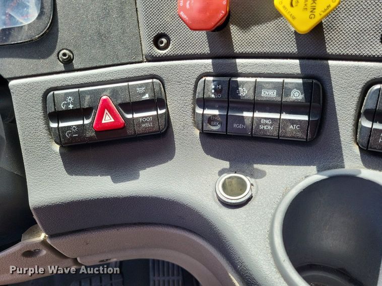 image for item MO9683 2015 Freightliner Cascadia 113  semi truck