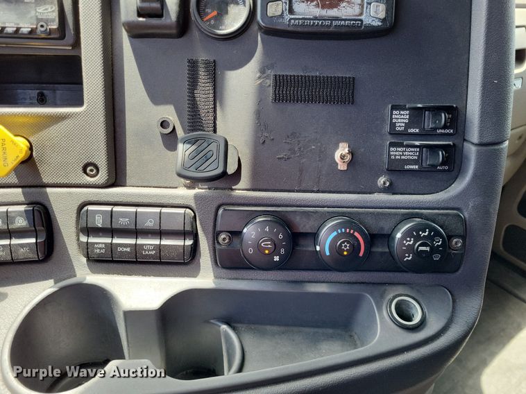 image for item MO9683 2015 Freightliner Cascadia 113  semi truck