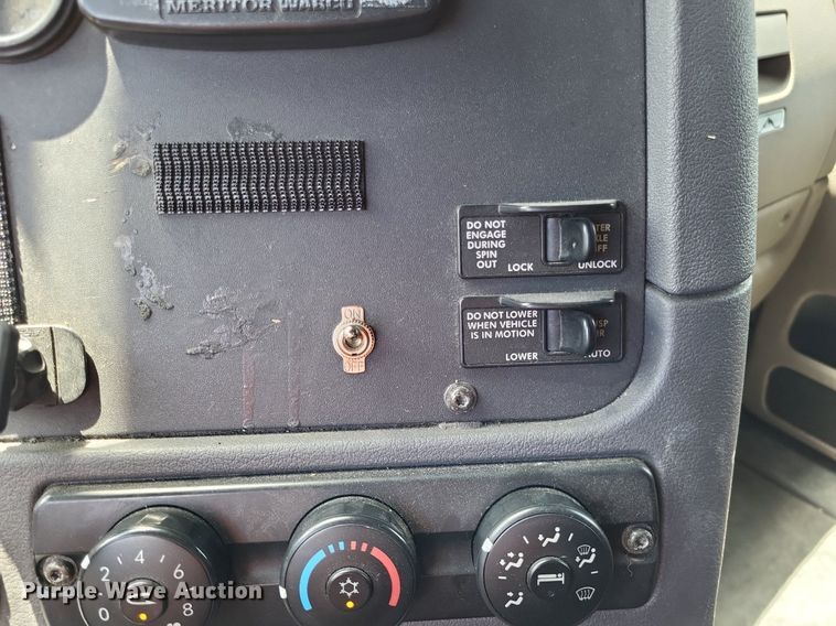 image for item MO9683 2015 Freightliner Cascadia 113  semi truck