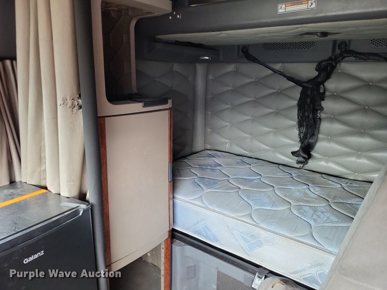 image for item MO9683 2015 Freightliner Cascadia 113  semi truck