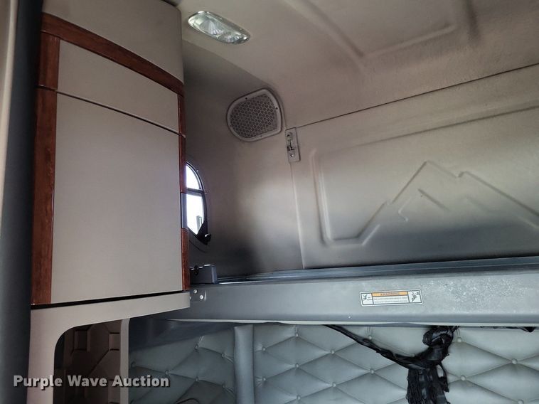 image for item MO9683 2015 Freightliner Cascadia 113  semi truck