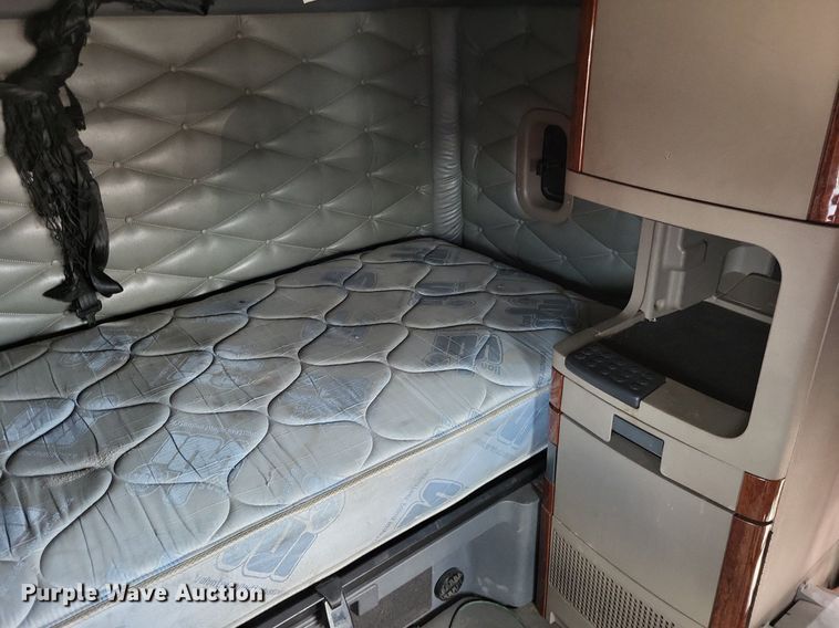 image for item MO9683 2015 Freightliner Cascadia 113  semi truck