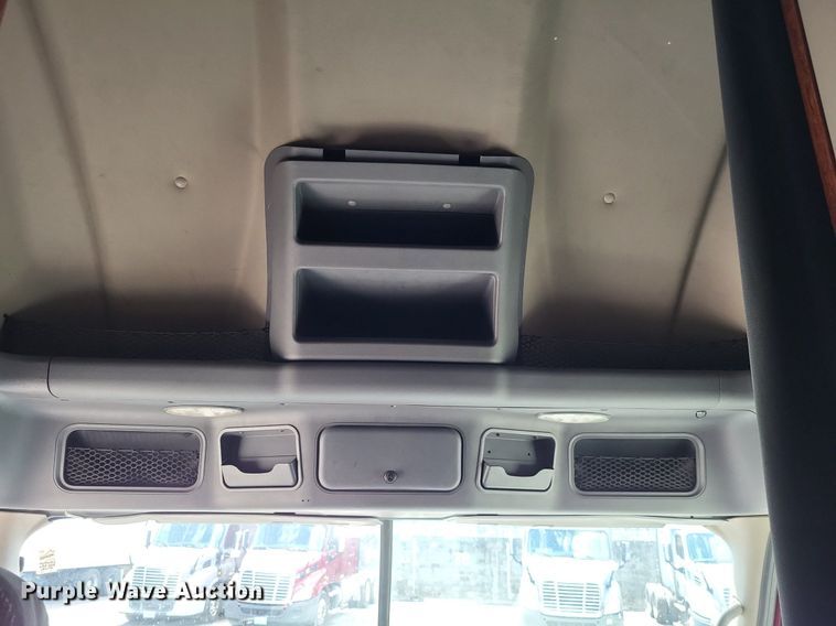 image for item MO9683 2015 Freightliner Cascadia 113  semi truck