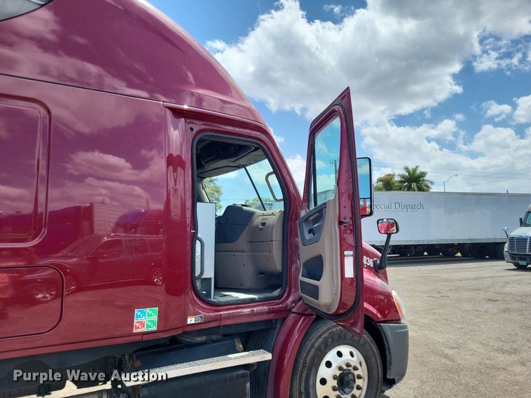 image for item MO9683 2015 Freightliner Cascadia 113  semi truck