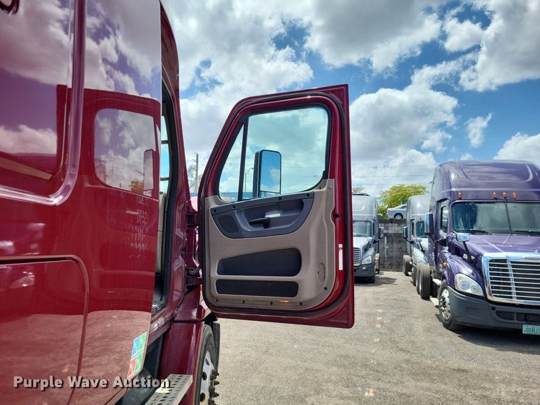 image for item MO9683 2015 Freightliner Cascadia 113  semi truck